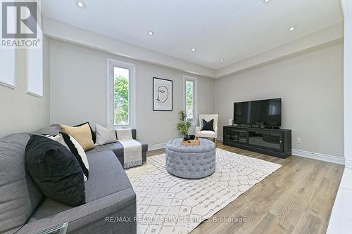 2545 Folkway Drive, Mississauga, ON - Indoor Photo Showing Living Room