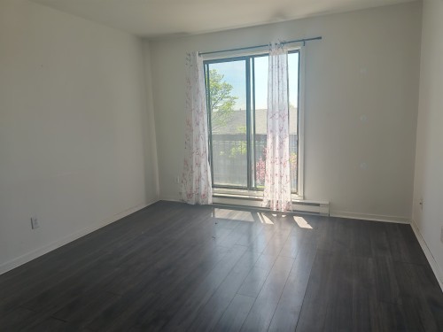 Salon - 8-2265 Rue André, Brossard, QC - Indoor Photo Showing Other Room