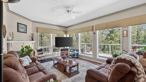 27 - 640 Upper Lakeview Road, Invermere, BC - Indoor Photo Showing Living Room