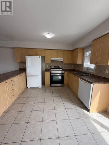 514 Candlestick Circle, Mississauga, ON - Indoor Photo Showing Kitchen