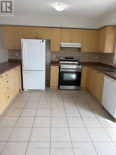 514 Candlestick Circle, Mississauga, ON - Indoor Photo Showing Kitchen