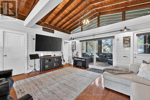 19 Poplar Crescent, Ramara, ON - Indoor Photo Showing Living Room