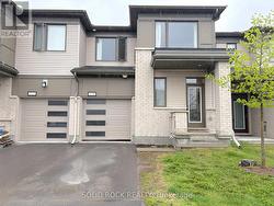 719 DERREEN AVENUE Ottawa, ON K2S 2Y9