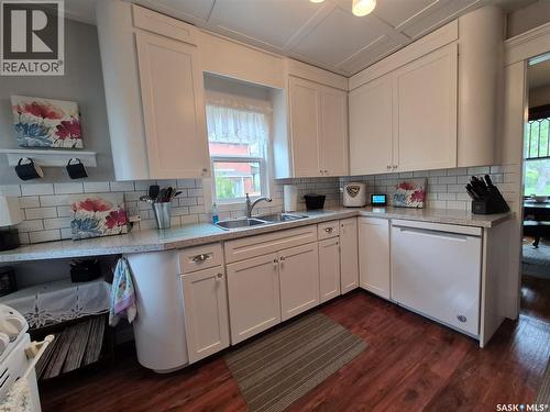 244 3Rd Avenue Nw, Swift Current, SK - Indoor Photo Showing Kitchen With Double Sink