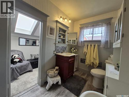 244 3Rd Avenue Nw, Swift Current, SK - Indoor Photo Showing Bathroom