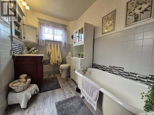 244 3Rd Avenue Nw, Swift Current, SK - Indoor Photo Showing Bathroom