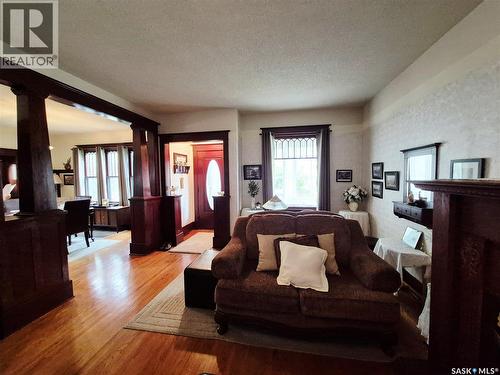 244 3Rd Avenue Nw, Swift Current, SK - Indoor Photo Showing Living Room