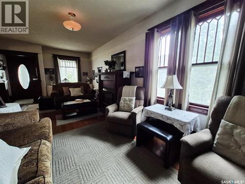 244 3Rd Avenue Nw, Swift Current, SK - Indoor Photo Showing Living Room