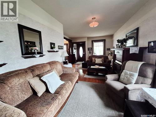 244 3Rd Avenue Nw, Swift Current, SK - Indoor Photo Showing Living Room