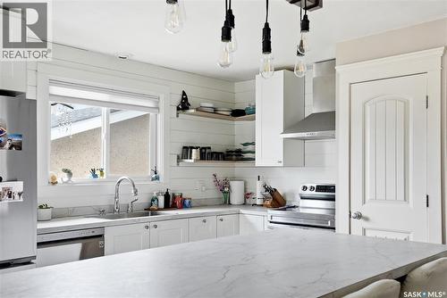 405 St Laurent Crescent, Saskatoon, SK - Indoor Photo Showing Kitchen With Upgraded Kitchen