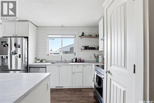 405 St Laurent Crescent, Saskatoon, SK - Indoor Photo Showing Kitchen