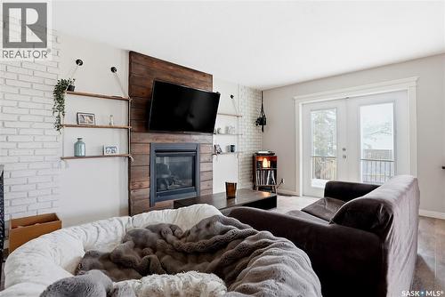405 St Laurent Crescent, Saskatoon, SK - Indoor Photo Showing Living Room With Fireplace