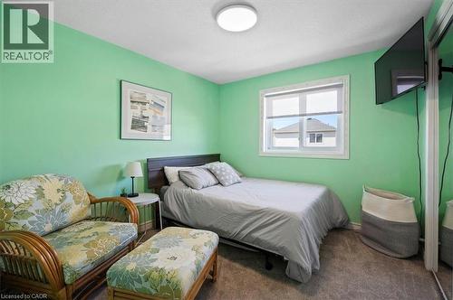 Bedroom featuring a single window, overhead flush-mount lighting, and carpeted flooring - 30 Heatherwood Place, Kitchener, ON - Indoor Photo Showing Bedroom