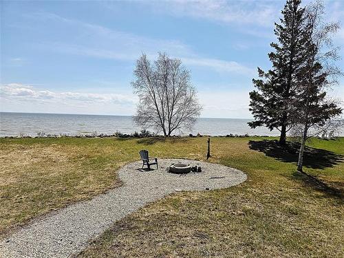 38 Thorvaldson Dr, Arnes, MB 