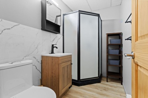 Bathroom - 711 Rue Mary, Sainte-Agathe-Des-Monts, QC - Indoor Photo Showing Laundry Room