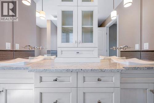 1 Murmansk Way Sw, Calgary, AB - Indoor Photo Showing Bathroom