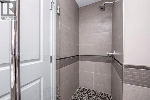 1 Murmansk Way Sw, Calgary, AB - Indoor Photo Showing Bathroom