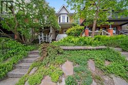 118 IVY AVENUE Toronto, ON M4L 2H7