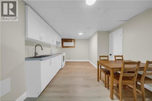 Spacious kitchen and dining area with wood-finish flooring - 26 Peachtree Crescent, Cambridge, ON - Indoor