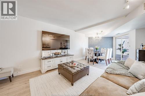 3601 Riverside Drive East Unit# 607, Windsor, ON - Indoor Photo Showing Living Room