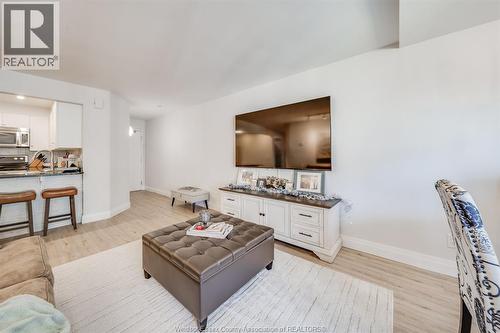 3601 Riverside Drive East Unit# 607, Windsor, ON - Indoor Photo Showing Living Room