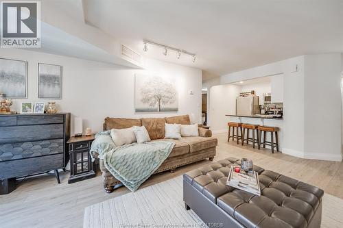 3601 Riverside Drive East Unit# 607, Windsor, ON - Indoor Photo Showing Living Room