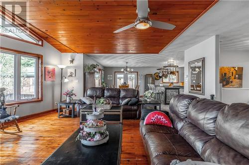 99 Curry Point, Markstay, ON - Indoor Photo Showing Living Room