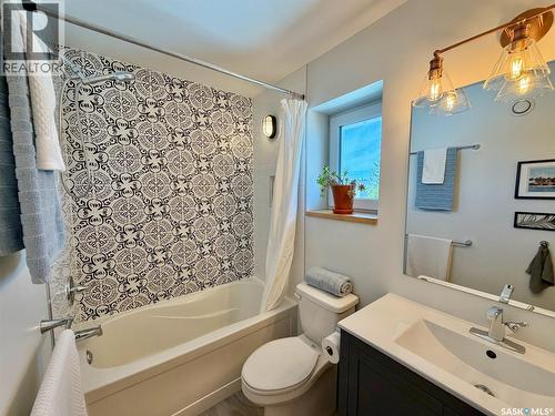 607 K Avenue S, Saskatoon, SK - Indoor Photo Showing Bathroom