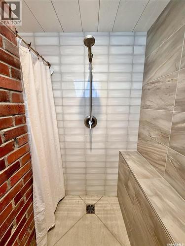 607 K Avenue S, Saskatoon, SK - Indoor Photo Showing Bathroom