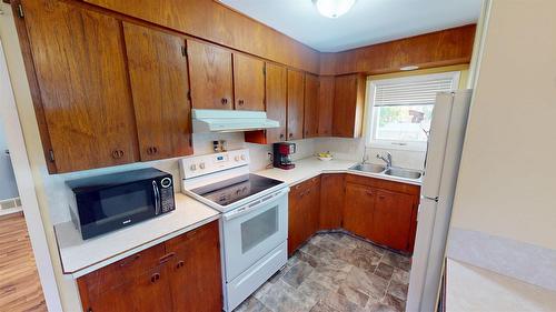 224 4Th Avenue, Cranbrook, BC - Indoor Photo Showing Kitchen With Double Sink