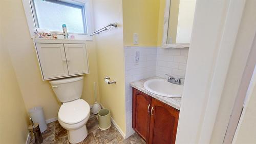 224 4Th Avenue, Cranbrook, BC - Indoor Photo Showing Bathroom