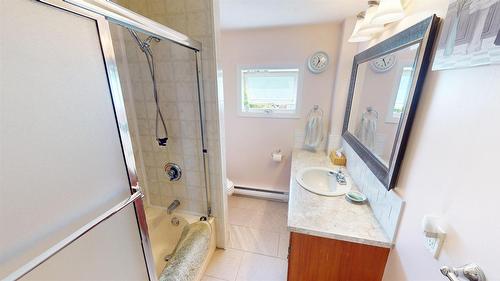 224 4Th Avenue, Cranbrook, BC - Indoor Photo Showing Bathroom