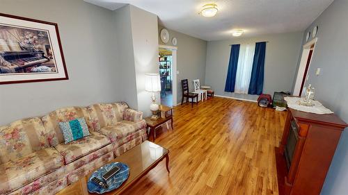 224 4Th Avenue, Cranbrook, BC - Indoor Photo Showing Living Room