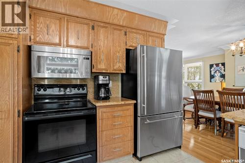 66 Leslie Place, Regina, SK - Indoor Photo Showing Kitchen