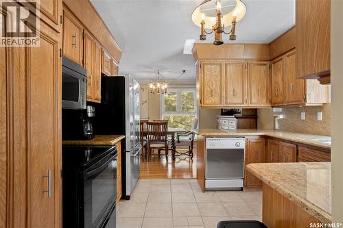 66 Leslie Place, Regina, SK - Indoor Photo Showing Kitchen