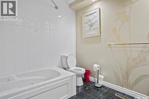 66 Leslie Place, Regina, SK - Indoor Photo Showing Bathroom
