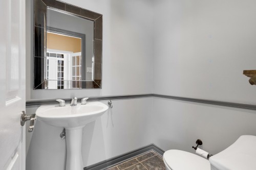 Powder room - 6710A Ch. Wallenberg, Côte-Saint-Luc, QC - Indoor Photo Showing Bathroom