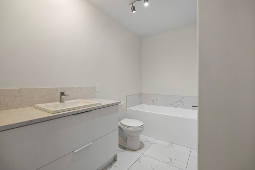 Salle de bains - 25 Rue Lasselle, Huntingdon, QC - Indoor Photo Showing Bathroom