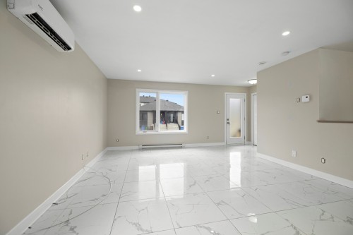 Salon - 25 Rue Lasselle, Huntingdon, QC - Indoor Photo Showing Other Room