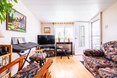 Salon - 138 Rue Principale, Saint-Pamphile, QC - Indoor