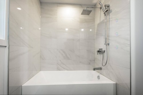 Bathroom - 12404 Rue Ferdinand-Bastien, Montréal (Rivière-Des-Prairies/Pointe-Aux-Trembles), QC - Indoor Photo Showing Bathroom