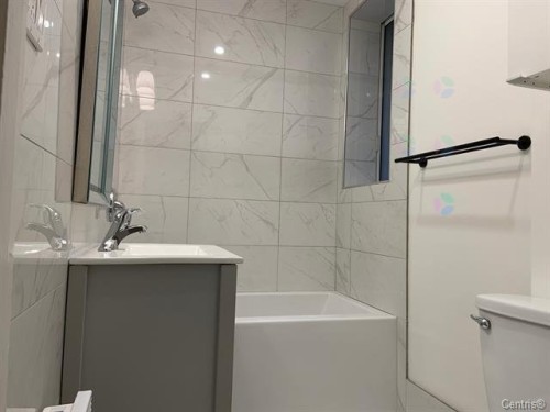 Bathroom - 1-811 Av. Davaar, Montréal (Outremont), QC - Indoor Photo Showing Bathroom