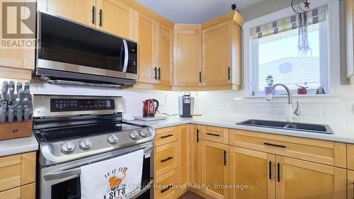 39 Balvina Drive W, Goderich (Goderich (Town)), ON - Indoor Photo Showing Kitchen With Double Sink