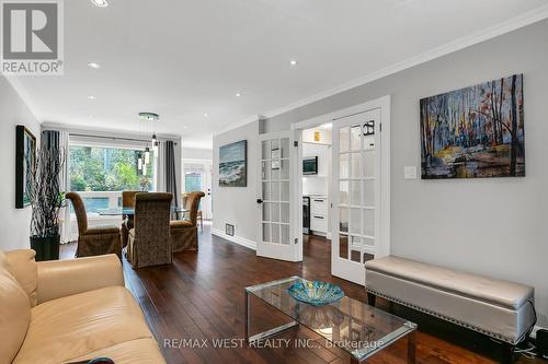 930 Maramis Court, Mississauga, ON - Indoor Photo Showing Living Room