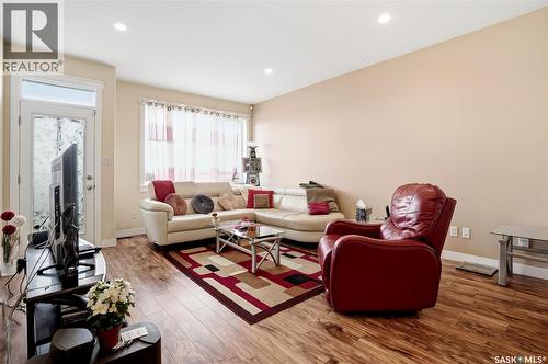4 3960 7Th Avenue E, Regina, SK - Indoor Photo Showing Living Room