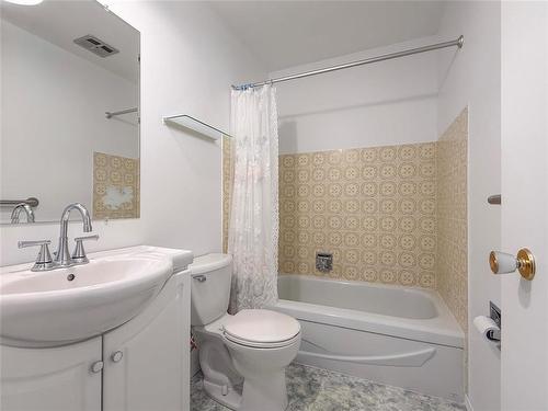8 Macleod Drive, Brandon, MB - Indoor Photo Showing Bathroom