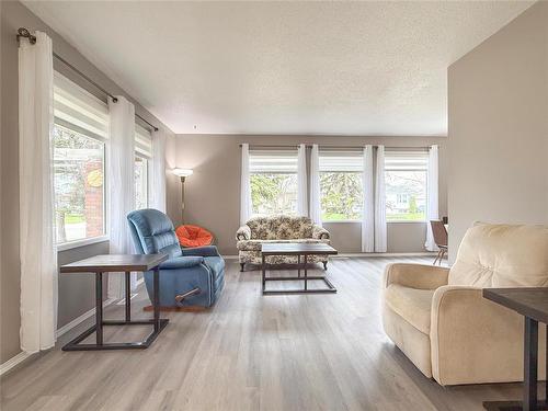 8 Macleod Drive, Brandon, MB - Indoor Photo Showing Living Room