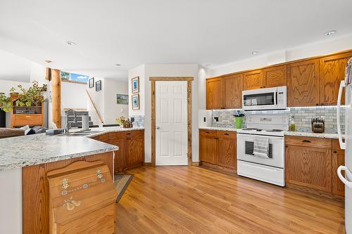 6738 Cameron Pond Road, Wasa, BC - Indoor Photo Showing Kitchen