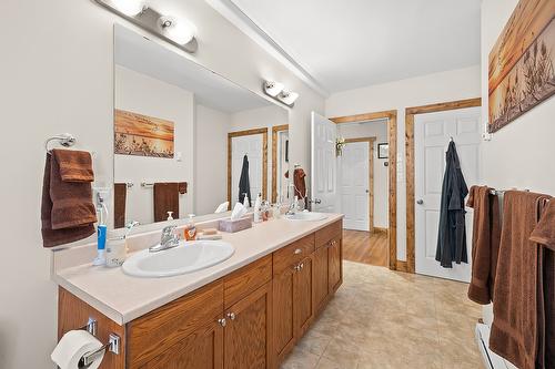 6738 Cameron Pond Road, Wasa, BC - Indoor Photo Showing Bathroom