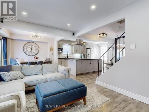 7189 Joliette Crescent, Mississauga, ON - Indoor Photo Showing Living Room